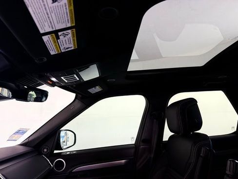 Used 2025 Land Rover Discovery Dynamic SE image 15