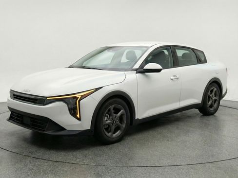 Used 2025 Kia K4 LXS image 3
