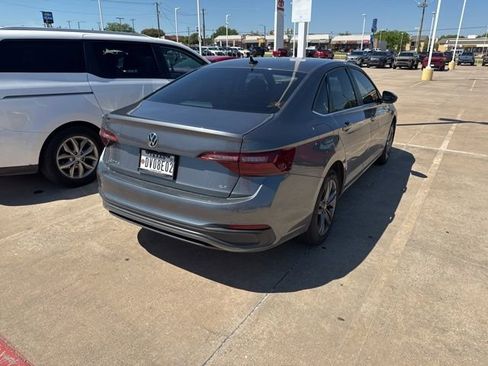 Used 2024 Volkswagen Jetta SE image 8