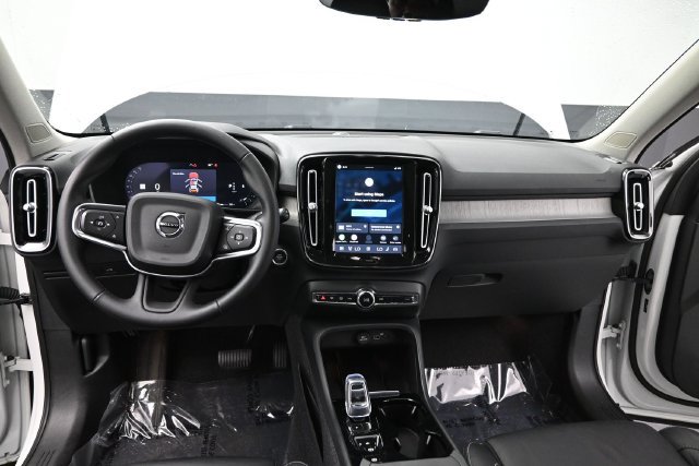 Used 2023 Volvo XC40 B4 Ultimate FWD image 16