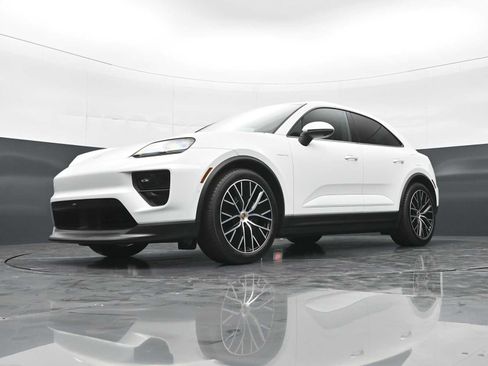 Certified 2025 Porsche Macan Electric RWD image 37