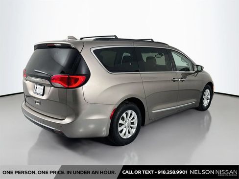 Used 2017 Chrysler Pacifica Touring-L FWD image 5