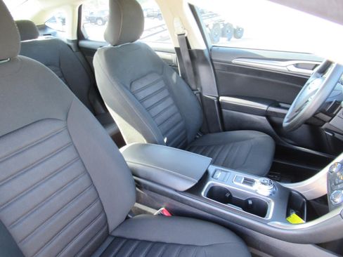 Used 2018 Ford Fusion SE FWD image 9
