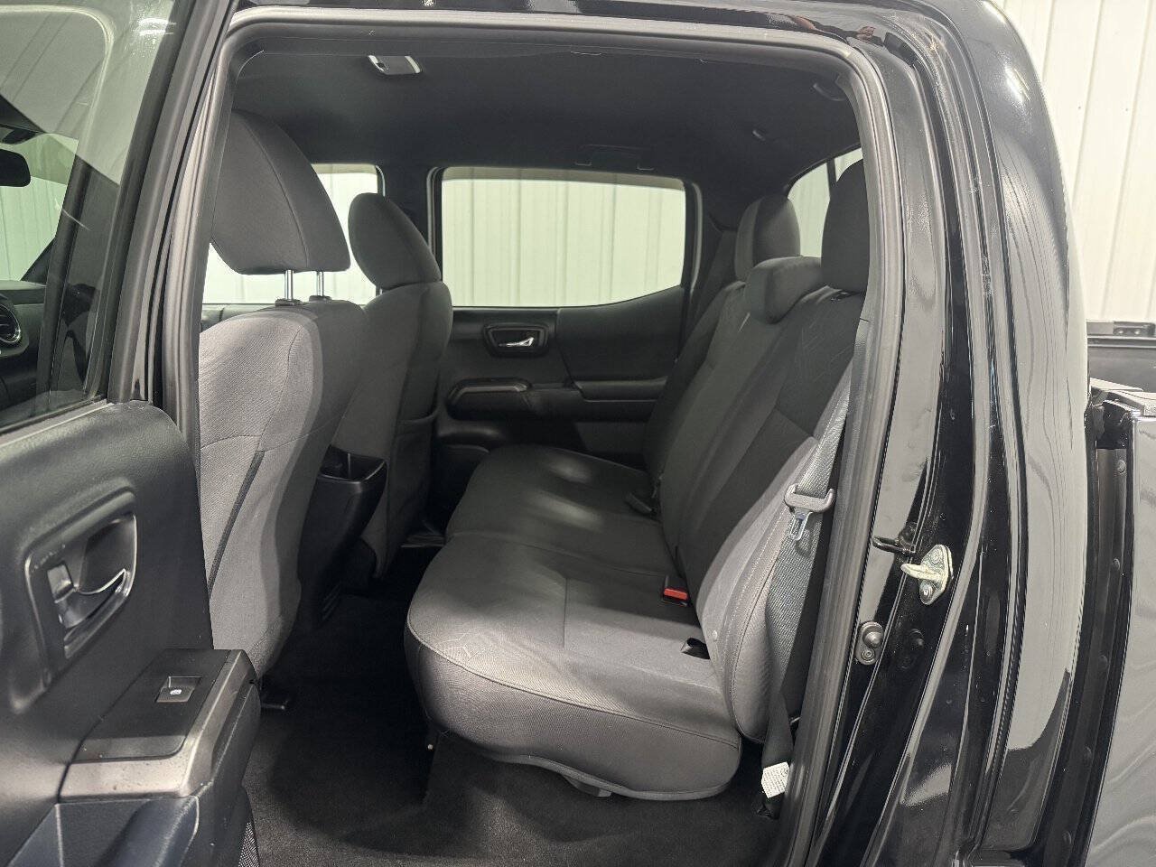Used 2017 Toyota Tacoma TRD Sport w/ Tow Package AWD/4WD image 10