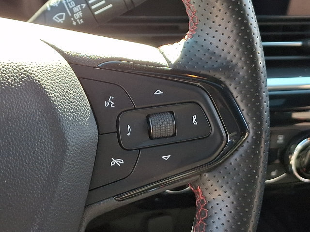 Used 2024 Chevrolet Trax RS w/ Sunroof Package FWD image 8