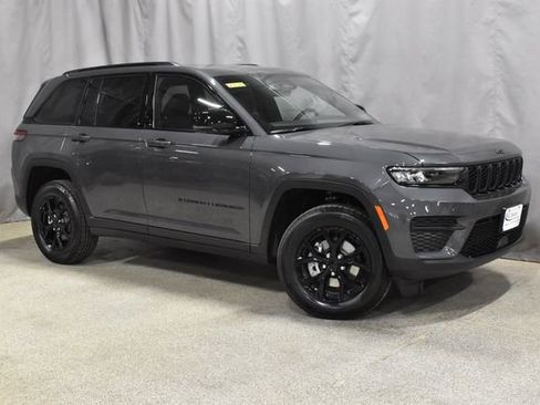 New 2025 Jeep Grand Cherokee Altitude image 4