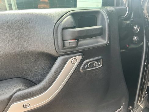 Used 2013 Jeep Wrangler Unlimited Sahara AWD/4WD image 16