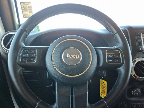 Used 2018 Jeep Wrangler Unlimited Rubicon w/ Connectivity Group image 19