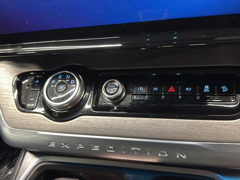 Certified 2025 Ford Expedition Platinum w/ Driver's Package AWD/4WD image 18