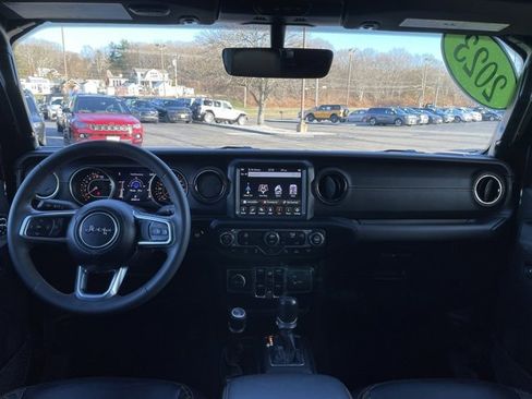 Used 2023 Jeep Gladiator Overland image 12