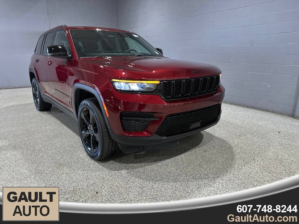 Used 2025 Jeep Grand Cherokee Altitude AWD/4WD image 1