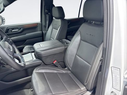 Used 2025 GMC Yukon XL Denali AWD/4WD image 12