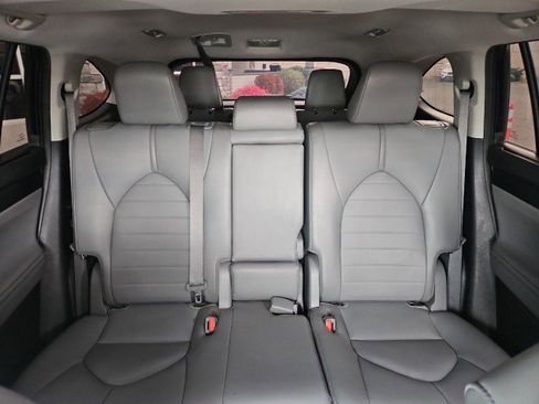 Used 2021 Toyota Highlander XLE image 19