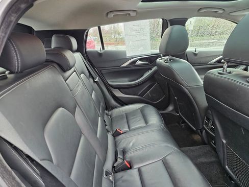 Used 2017 INFINITI QX30 Premium image 15