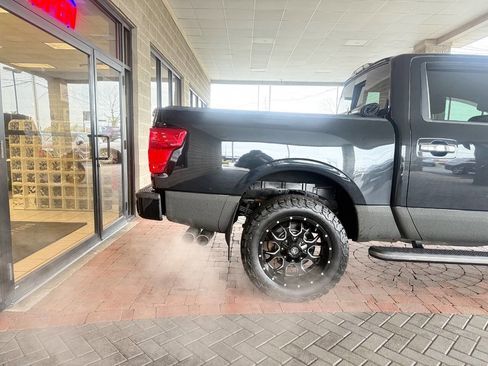 Used 2019 Nissan Titan SV w/ SV Convenience Package image 16