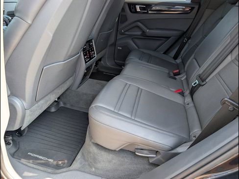Used 2021 Porsche Cayenne AWD/4WD image 13