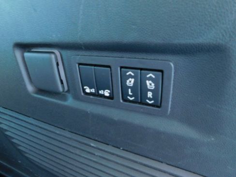 Used 2023 GMC Yukon XL Denali image 34