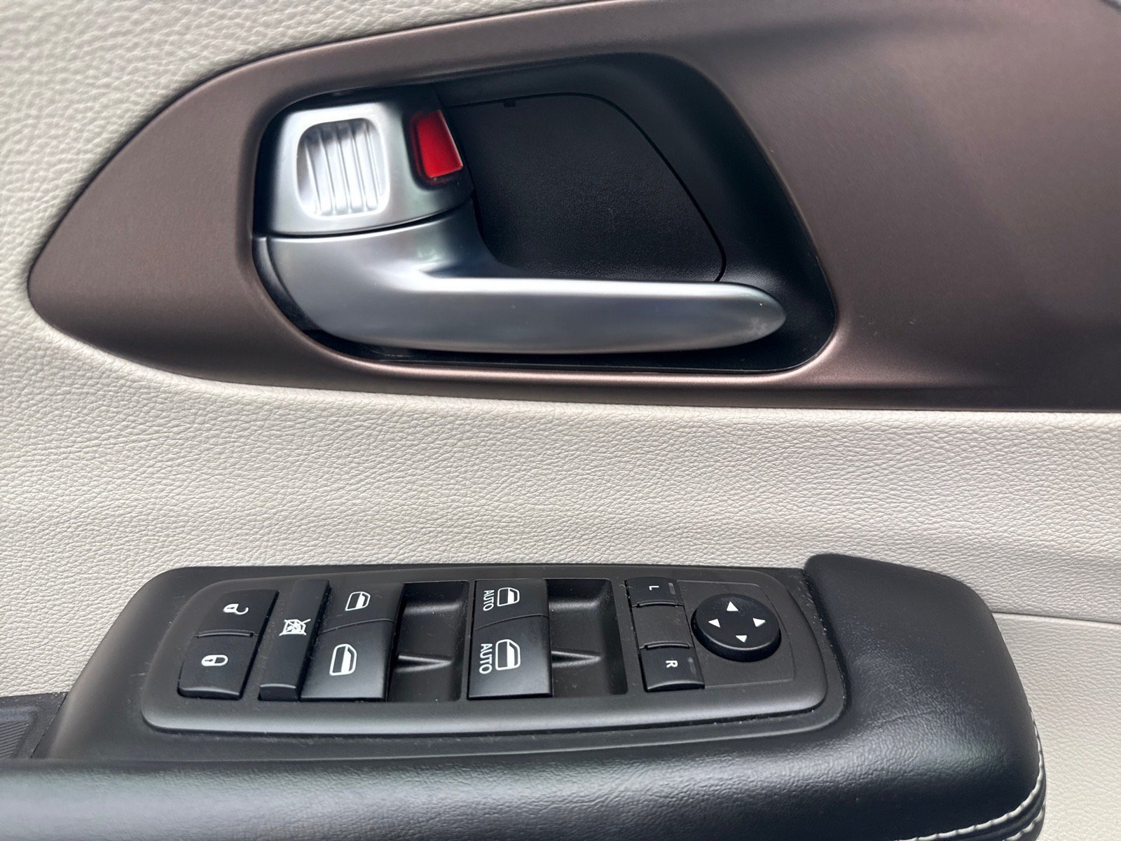 Used 2021 Chrysler Voyager LX FWD image 21