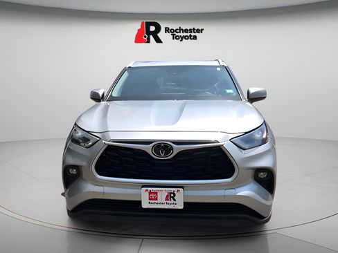 Certified 2024 Toyota Highlander XLE AWD/4WD image 2
