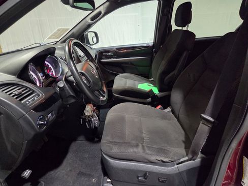 Used 2020 Dodge Grand Caravan SE image 7