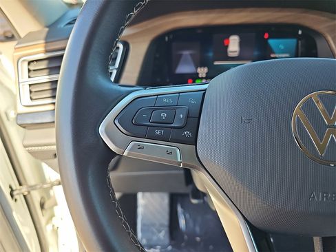 Used 2025 Volkswagen Atlas SE image 17