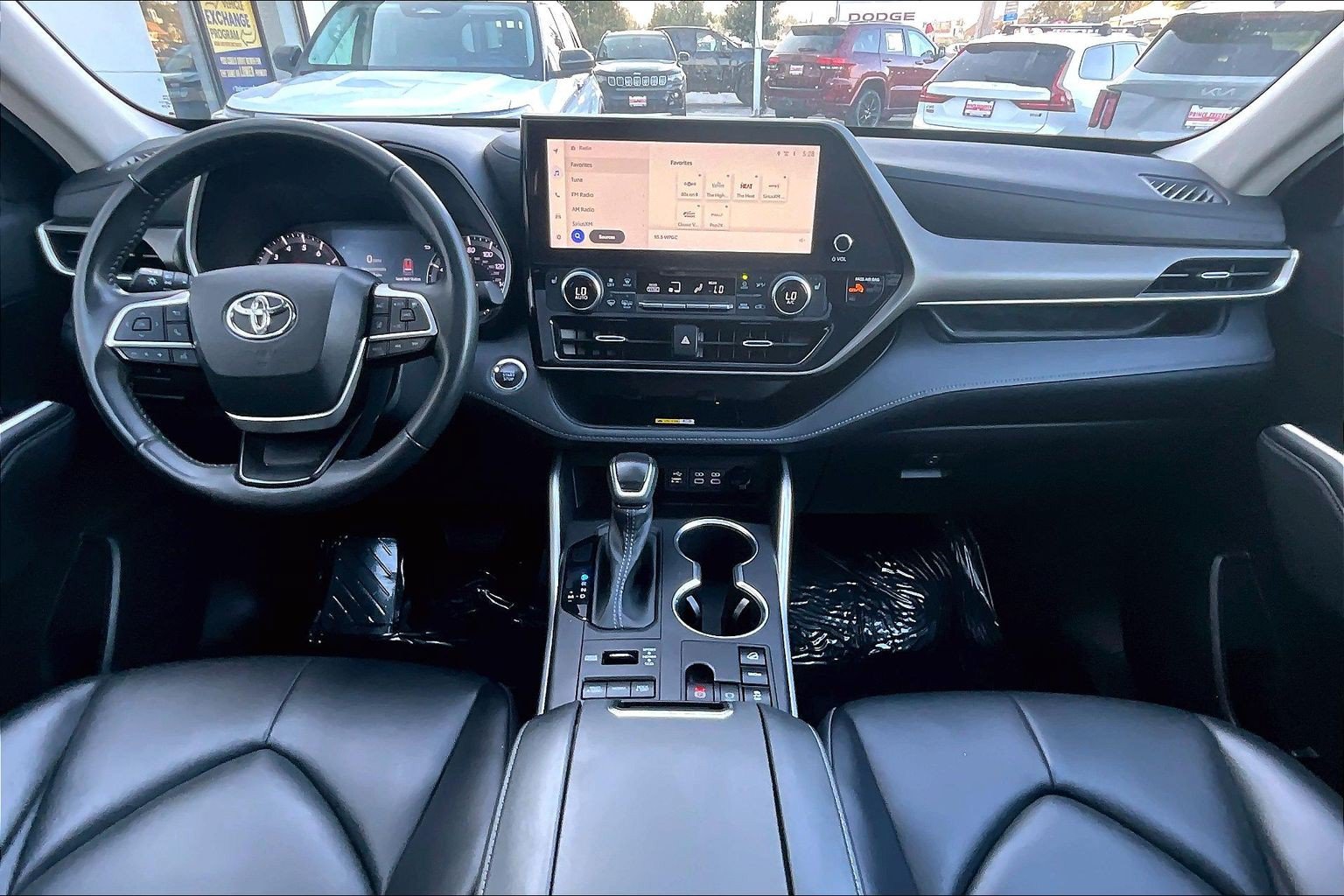 Used 2023 Toyota Highlander XLE AWD/4WD image 13