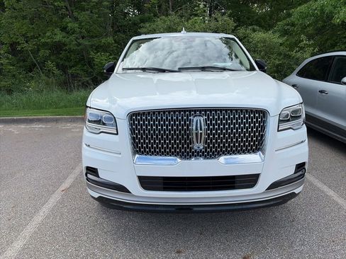 Used 2024 Lincoln Navigator Reserve AWD/4WD image 2