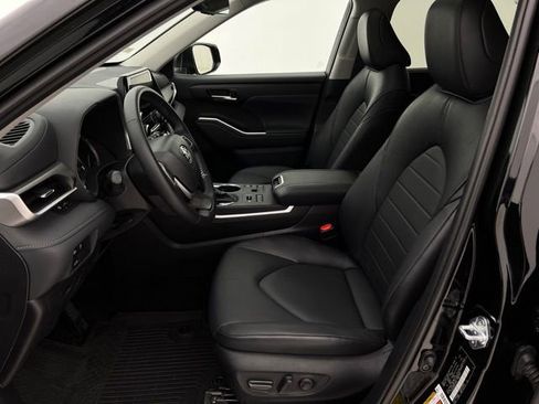 Used 2024 Toyota Highlander XLE image 11