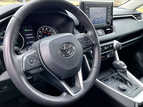 Used 2022 Toyota RAV4 XLE Premium image 18