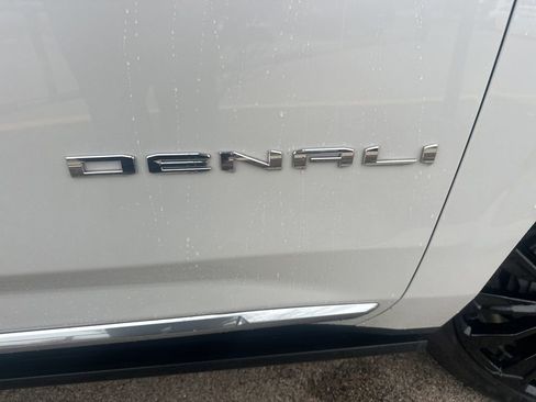 Used 2023 GMC Yukon Denali image 9