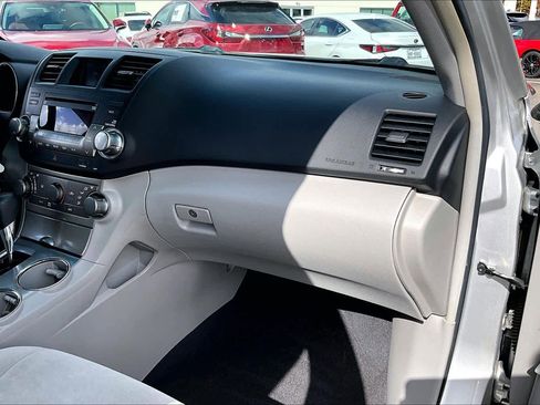Used 2012 Toyota Highlander FWD image 16
