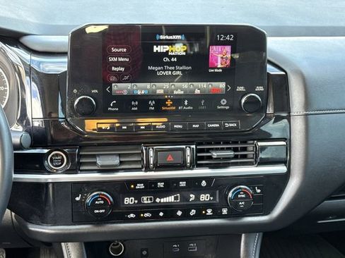 Used 2024 Nissan Pathfinder SL w/ Black Appearance Package image 15