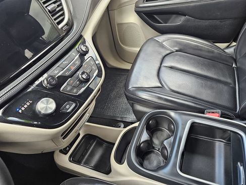 Used 2023 Chrysler Pacifica Touring-L FWD image 27