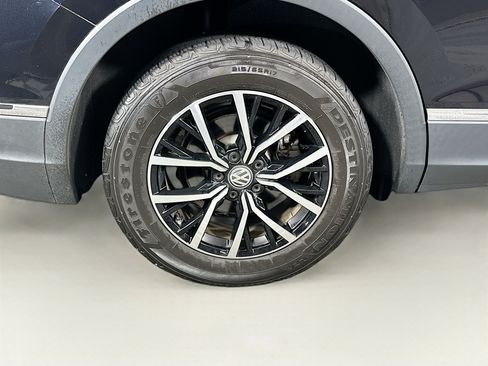Used 2021 Volkswagen Tiguan SE w/ Panoramic Sunroof Package FWD image 11