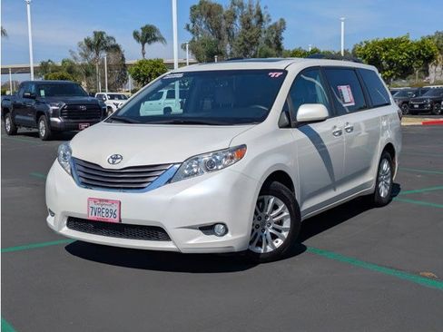 Used 2017 Toyota Sienna XLE image 1