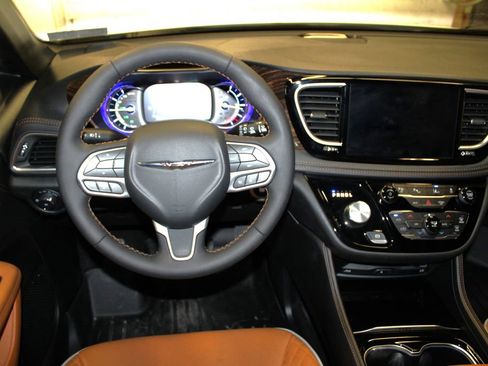 Used 2023 Chrysler Pacifica Pinnacle image 11