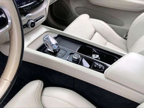 Used 2022 Volvo XC60 B5 Inscription w/ Advanced Package image 17