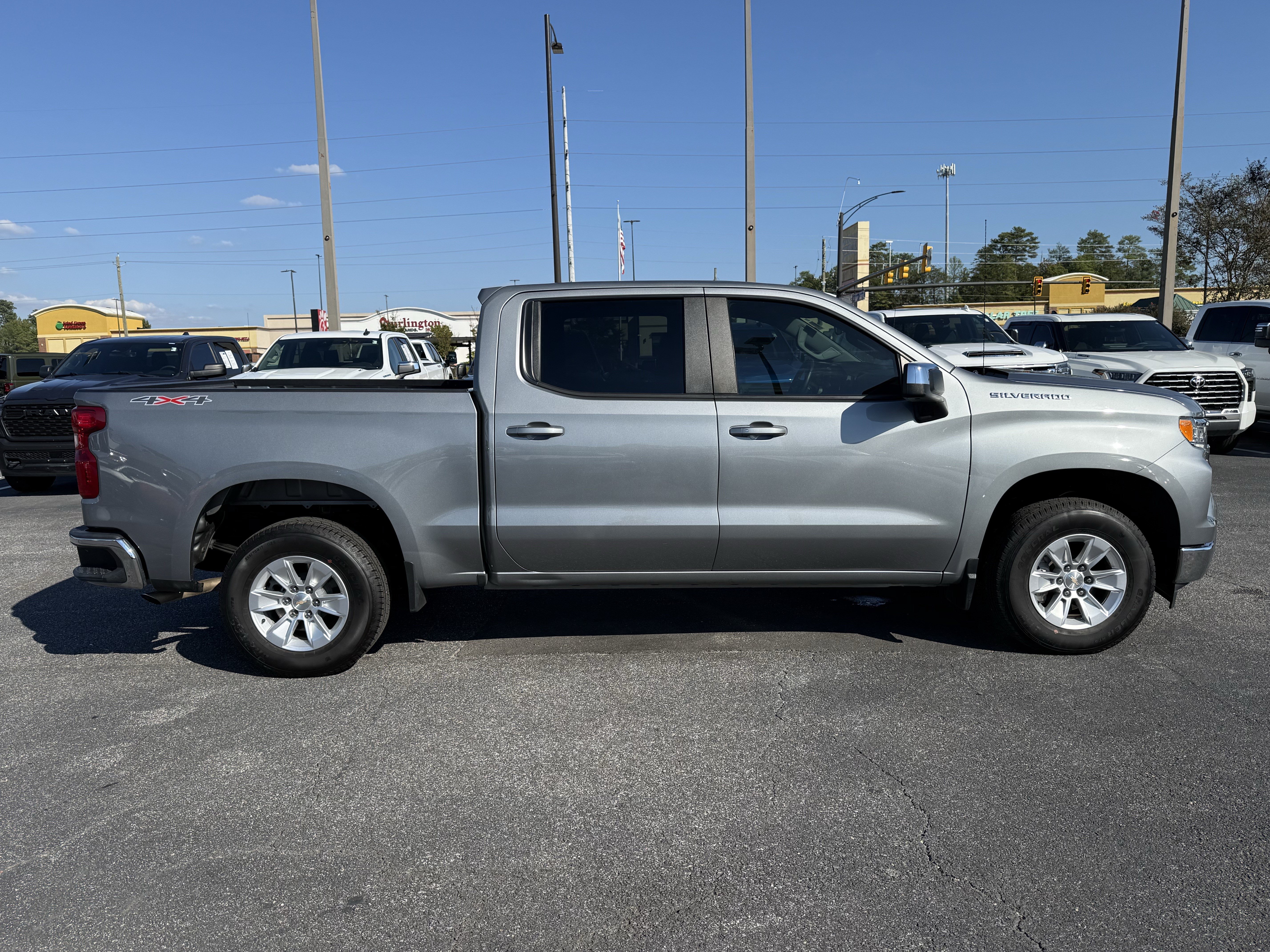 Used 2023 Chevrolet Silverado 1500 LT AWD/4WD image 11