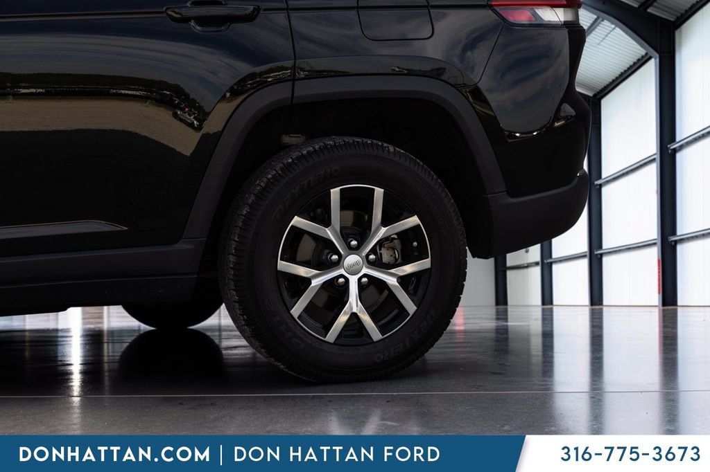 Used 2023 Jeep Grand Cherokee Limited w/ Trailer Tow Prep Group (B) AWD/4WD image 32