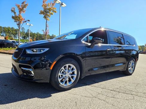 New 2026 Chrysler Pacifica Limited image 3