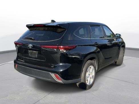 Used 2023 Toyota Highlander LE image 6