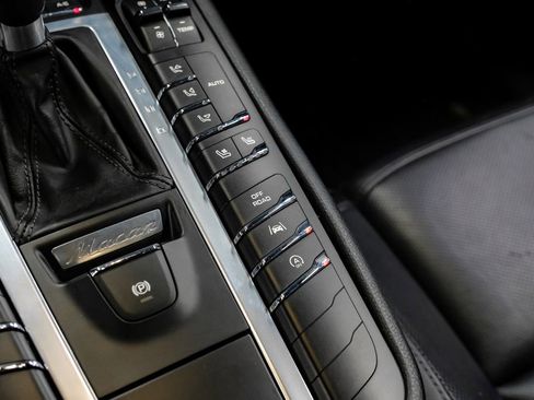 Used 2017 Porsche Macan S image 32