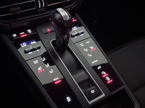 Used 2023 Porsche Macan AWD/4WD image 35