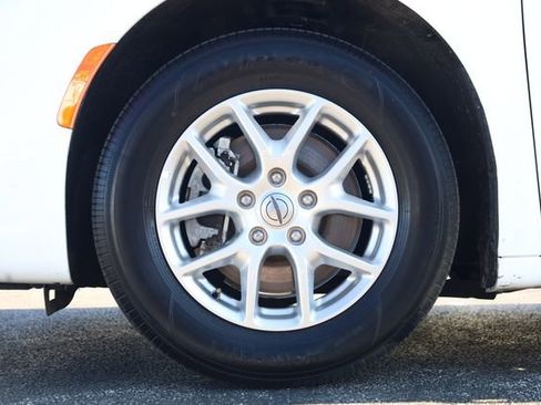 Used 2024 Chrysler Pacifica Touring-L FWD image 7