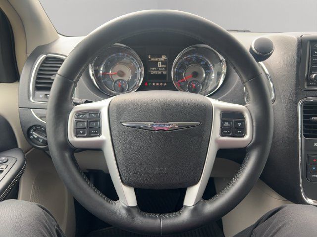 Used 2015 Chrysler Town & Country Touring-L w/ Driver Convenience Group FWD image 15