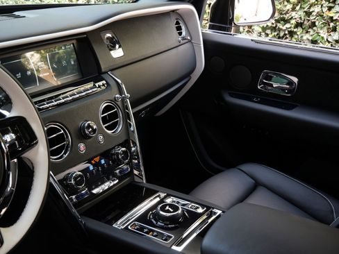 Used 2023 Rolls-Royce Cullinan AWD/4WD image 25