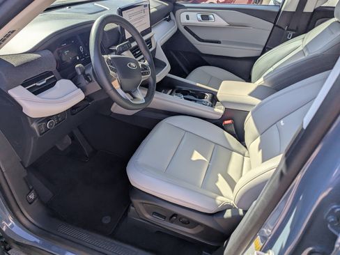 Used 2025 Ford Explorer Active w/ Active Comfort Package image 9