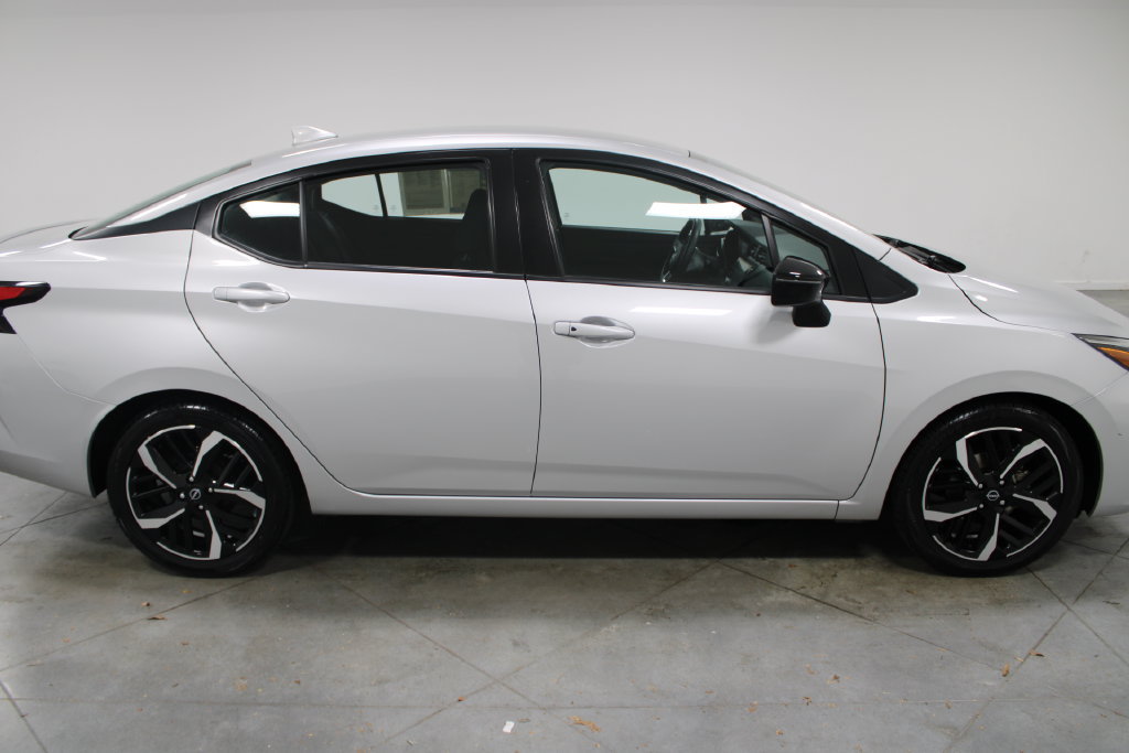 Used 2024 Nissan Versa SR FWD image 11