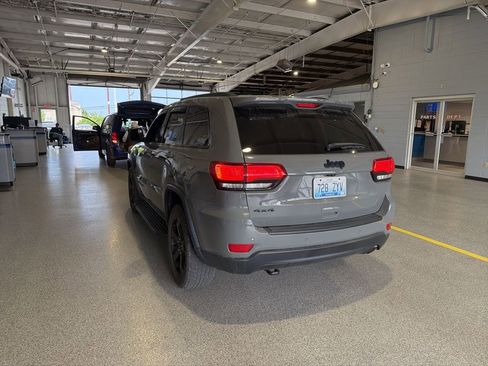 Used 2020 Jeep Grand Cherokee Laredo AWD/4WD image 4
