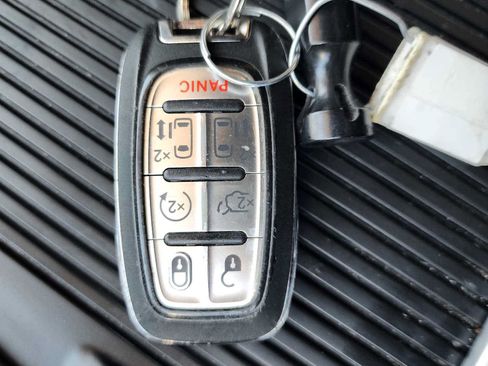 Used 2024 Chrysler Pacifica Touring-L FWD image 32